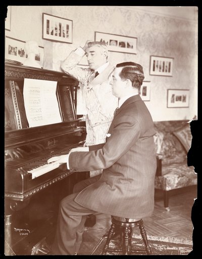 Kyrle Bellew och vän vid pianot i Bellew