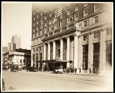 Huvudentrén till Hotel Pennsylvania, 7th Avenue och 32nd Street, New York, 1919 (silvergelatintryck) av Byron Company