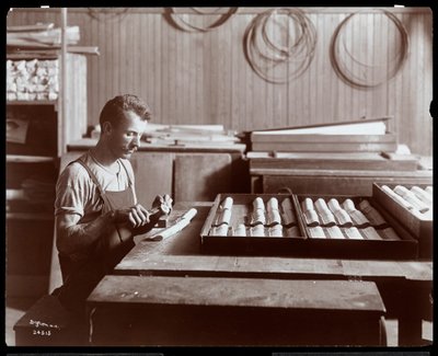 Man som arbetar i Hardman, Peck und Co. pianofabrik, New York, 1907 (silvergelatintryck) av Byron Company