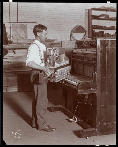 Man som arbetar i Hardman, Peck und Co. pianofabrik, New York, 1907 (silvergelatintryck) av Byron Company