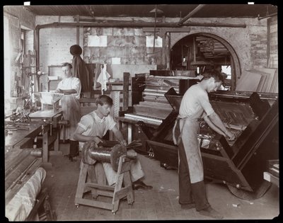 Män som arbetar i Hardman, Peck und Co. pianofabrik, New York, 1907 (silvergelatintryck) av Byron Company