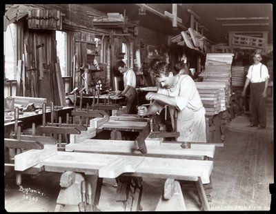 Män som arbetar i Hardman, Peck und Co. pianofabrik, New York, 1907 (silvergelatintryck) av Byron Company