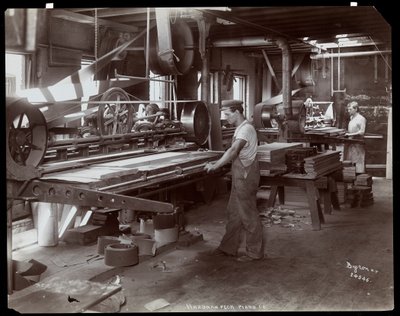 Män som arbetar i Hardman, Peck und Co. pianofabrik, New York, 1907 (silvergelatintryck) av Byron Company