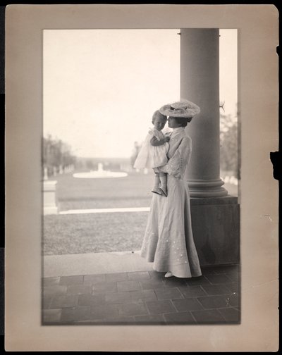 Mrs. Clarence Mackay och barn i portiken i Harbor Hill, Long Island 1898-1910 (platinatryck) av Byron Company
