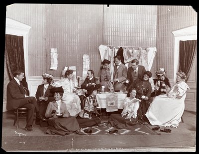Mrs G.G. Haines, tefest i omklädningsrummet, 1902 (silvergelatintryck) av Byron Company