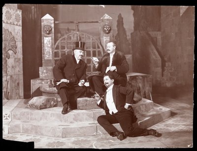 Oscar Hammerstein och två andra på Manhattan Opera House, ca 1905 (silvergelatintryck) av Byron Company