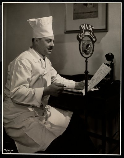 Porträtt av kocken Maurice Hervieux vid mikrofonen på Hotel Commodore, 1930 (silvergelatintryck) av Byron Company