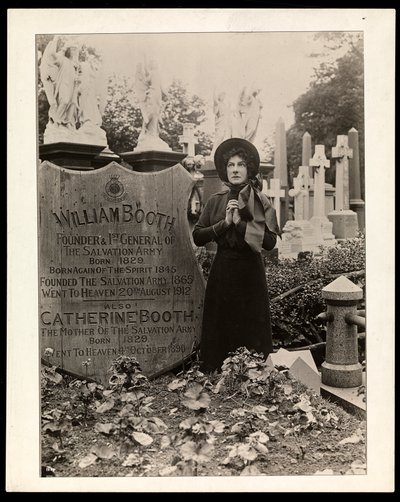 Porträtt av Eva Booth vid sin fars, general William Booths grav, ca 1915 (silvergelatintryck) av Byron Company