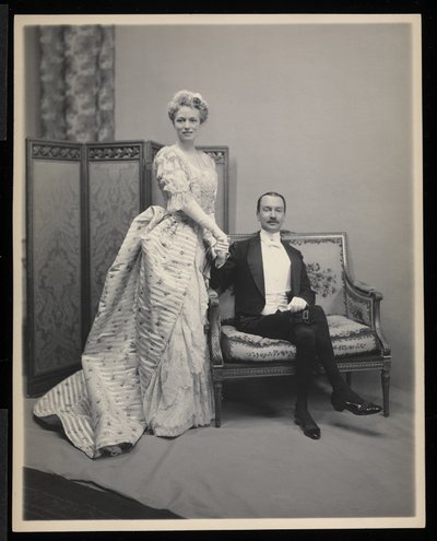 Porträtt av en oidentifierad man och kvinna på James Hazen Hyde Ball, New York, 31 januari 1905 (silvergelatintryck) av Byron Company