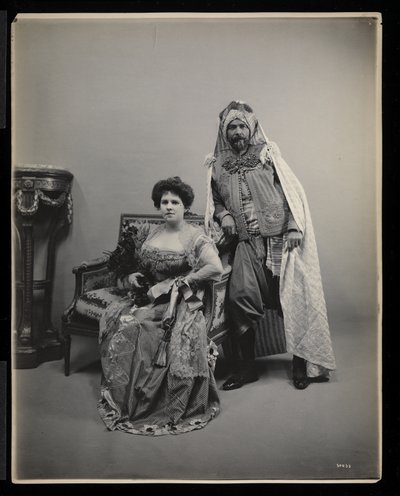 Porträtt av en oidentifierad man och kvinna på James Hazen Hyde Ball, New York, 31 januari 1905 (silvergelatintryck) av Byron Company