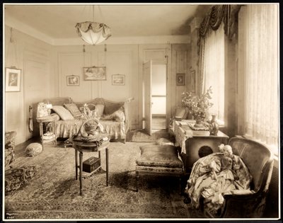 Salongen i svit 1047 på Hotel Majestic, 1925 (silvergelatintryck) av Byron Company