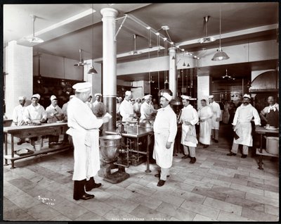 Köket på Hotel Manhattan, 1902 (silvergelatin) av Byron Company
