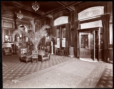 Lobbyn på Hotel Victoria, 1901 eller 1902 (silvergelatintryck) av Byron Company