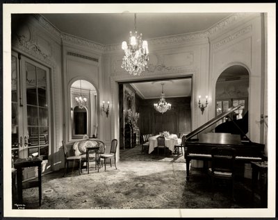 Musikrummet i Louis XVI-sviten på Hotel St. Regis, 1937 (silvergelatintryck) av Byron Company