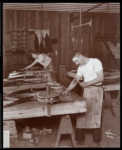 Två män som arbetar i Harrington Piano Co.-fabriken, 1907 (silvergelatintryck) av Byron Company