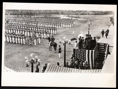 Vy av prinsessan Eulalia av Spanien som granskar 7:e regementet som marscherar i Columbus Celebration Parade vid Savoy Hotel, New York, 1899 (silvergelatintryck) av Byron Company