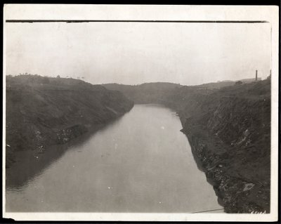 Utsikt över en nygrävd del av Panamakanalen under konstruktionen, 1912 eller 1913 (silvergelatintryck) av Byron Company