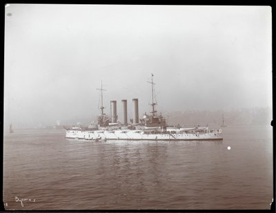 Vy över ett militärfartyg, troligen på Hudson River nära West Point vid ett besök av prins Ludvig av Battenberg, 1905 (silvergelatintryck) av Byron Company