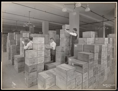Vy över män i expeditionsrummet hos Parke, Davis och Co, kemister, Hudson och Vestry Streets, New York, 1910 (silvergelatintryck) av Byron Company