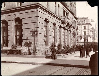 Utsikt över Waldorf Astoria Hotel och J. J. Astors bostad längs 5th Avenue på 33rd and 34th Street, New York, 1895 (silvergelatintryck) av Byron Company