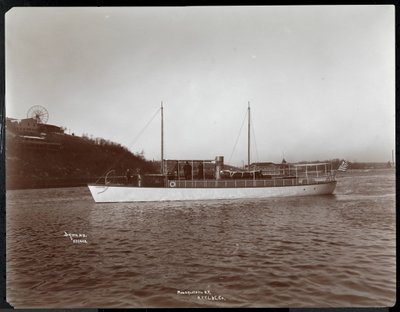 Utsikt över yachten Mousquetaire of the New York Yacht, Launch und Engine Co. på Harlem River, New York, 1905 (silvergelatintryck) av Byron Company