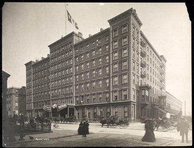 Windsor Hotel på 5th Avenue från 46th till 47th Streets, New York, 1898 (silvergelatintryck) av Byron Company