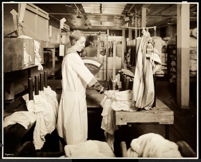 Kvinnor som märker tvättpåsar på Carolyn Laundry på 111 east 128th Street, East Harlem, New York, 1928 (silvergelatintryck) av Byron Company