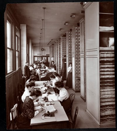 Kvinnor som arbetar i ett arkivrum, under manlig övervakning, på Metropolitan Life Insurance Co. på 23rd Street och Madison Avenue, New York, 1907 (silvergelatintryck) av Byron Company