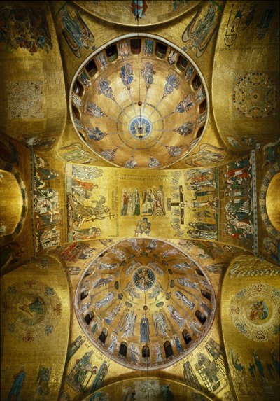 Bysantinsk arkitektur: utsikt över kupolerna med mosaiker på gyllene bakgrund (romansk och bysantinsk stil) som illustrerar pingstängen (1250-1300) och Kristi himmelsfärd (tidigt 1200-tal). Basilica San Marco (basilikan San Marco) Venedig av Byzantine