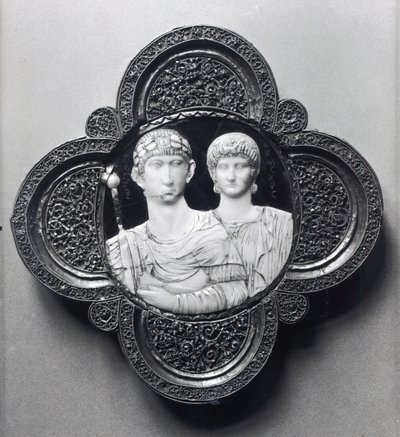 Kaméo föreställande kejsar Honorius (395-423) och hans hustru Maria (elfenben och metall) (se även 189590) av Byzantine