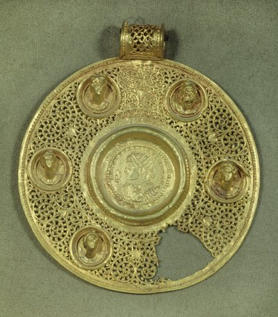 Cirkulär guldmedaljong: solidus av Konstantin I den store (270-337 e.Kr.) slår till vid Sirmium 321 e.Kr., i en opus interrasile ram, prydd med 5 reliefbyster. 4:e århundradet e.Kr. Sön 0 092 m Paris, Louvren av Byzantine