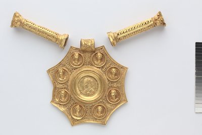 Åttakantigt hänge och två distanser i form av korintiska kolumner, 324-326 (guld) av Byzantine