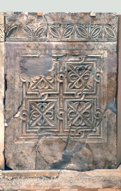Ambo från den bysantinska kyrkan Saint Theodoros, Beit Sila, Jerusalem, 600-talet e.Kr. (bituminös sten) av Byzantine Byzantine
