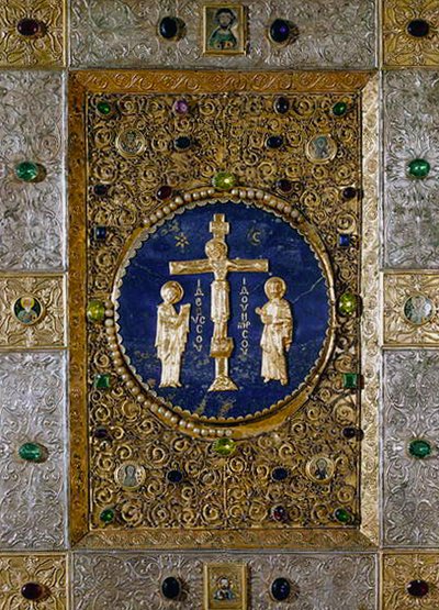 Ikon som föreställer Kristus på korset mellan Jungfrun och Johannes Döparen med medaljonger av de fyra evangelisterna. av Byzantine Byzantine