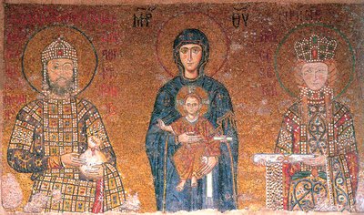 Jungfrun med barn mellan kejsar Johannes II Comnenus och hans fru Irene, c1118. av Byzantine Master.