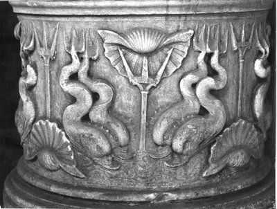 Basen av en fontän med heligt vatten, snidad med delfiner, San Marco-basilikan av Byzantine School