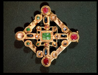 Brosch i form av ett grekiskt kors (guld & ädelstenar) av Byzantine School