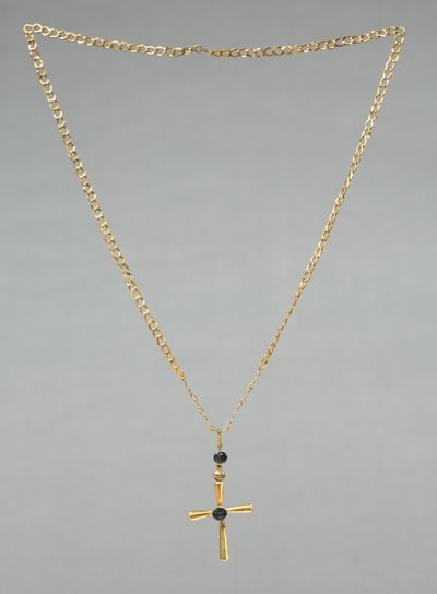 Kedja med hängande kors, 500-tal (guld, safir och glas) av Byzantine School