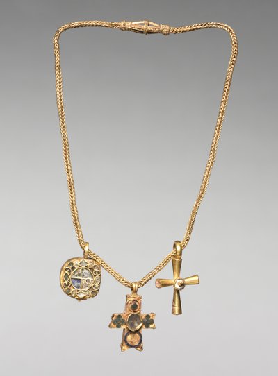 Kedja med hänge och två kors, tidigt 500-tal (guld med emalj och glas) av Byzantine School
