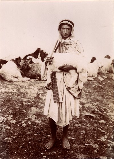 En herdepojke som bär ett lamm, ca 1894-1914 av C.A. Hornstein