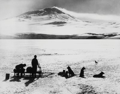 Sydpolsexpedition av Robert Falcon Scott (1868-1912), upptäcktsresande före vulkanen Erebus på ön Ross, 15 januari av J.B. and Brown J. Rowbotham