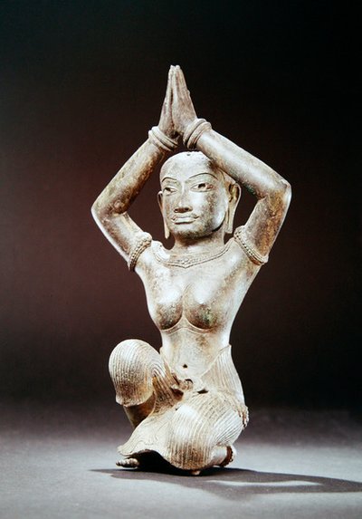 Knästående hona, andra hälften av 1000-talet (brons med silverinlägg och spår av guld) av Cambodian