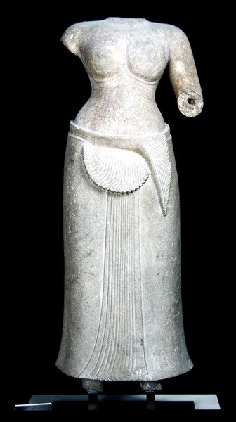 Kvinnlig gudomlighet från bakningstemplet, Roluos, Kambodja, 400-9000 (sandsten) av Cambodian Cambodian