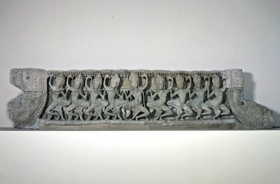 Pediment som visar nio dansande asparer, sent 1100-tidigt 1200-tal, från Bayon, Angkor Thom (sandsten) av Cambodian Cambodian