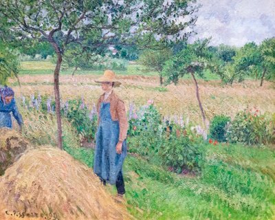 Trädgårdsmästare som står vid en höstack, mulen himmel, Eragny av Camille Pissarro