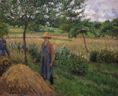 Trädgårdsmästare som står vid en höstack, mulen himmel, Eragny, 1899. av Camille Pissarro