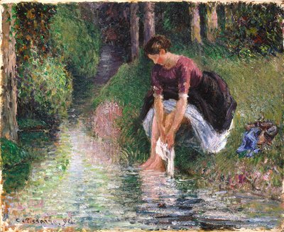 Kvinna som tvättar sina fötter i en bäck (olja på duk) av Camille Pissarro