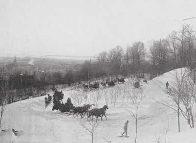 Tandemklubb körning på berget (svartvitt foto) av Canadian Photographer