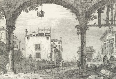En trebågig portik med en öppen lykta hängande i mitten, en triumfbåge och rui..., 1735-46. av Canaletto