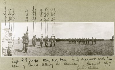 General Allenby dekorerar kapten Harper med D.C.M. vid en ceremoni i Abassan, södra Palestina, augusti 1917 av Capt. Arthur Rhodes